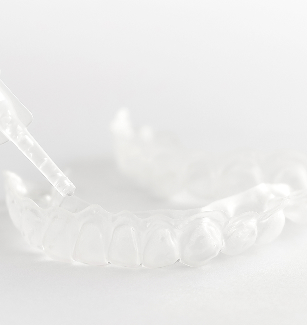 Le blanchiment à la maison avec gouttières sur mesure